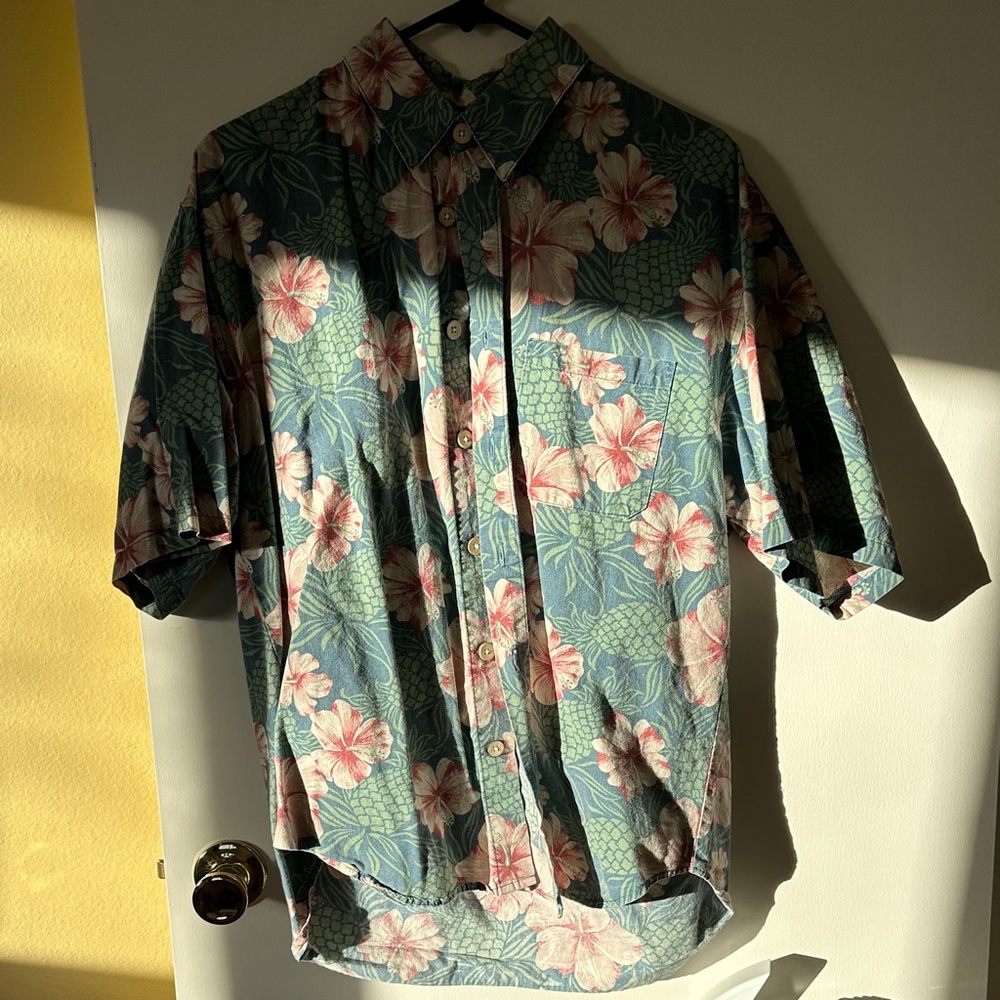 Men's Green Hawaiian Floral Short-Sleeve Button-Up Shirt with coconut buttons